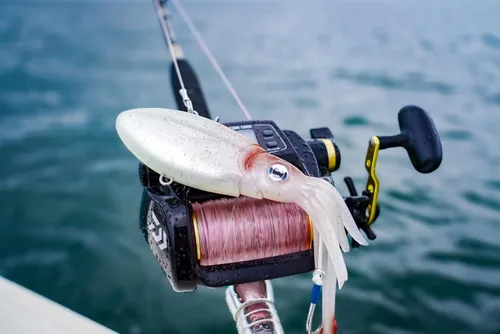 Miniatura 3 de Nomad Design Señuelo de pesca vibratorio patentado original de Squidtrex – Señuelo de plástico suave TPE con aroma añadido para agua salada con Cali