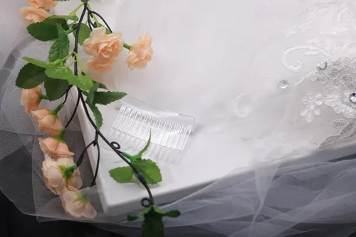 Miniatura 3 de Kercisbeauty Bordado de encaje nupcial hueco flor blanco y marfil velo gota boda con peine de pelo cuentas de cristal ancho velo capilla velo de una