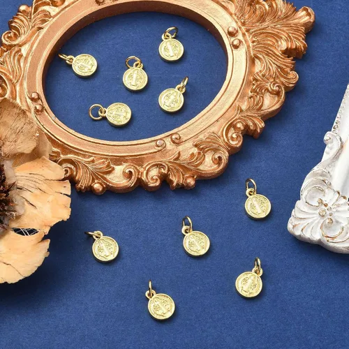 Miniatura 6 de KitBeads 30 dijes chapados en oro de la cruz de Jesús, colgantes de medalla de San Benito, dijes de religión de latón para hacer joyas, collares