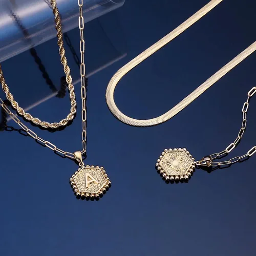 Miniatura 7 de Collares con iniciales en capas para mujer, collar de cadena con clip chapado oro de 14 quilates para mujer, collar con forma hexagonal