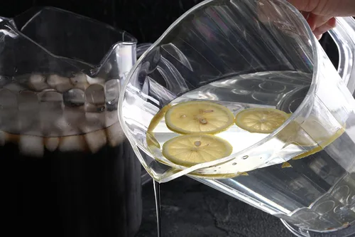 Miniatura 7 de New Star Foodservice Jarra de agua de plástico para restaurante con 3 boquillas, 60 onzas, transparente