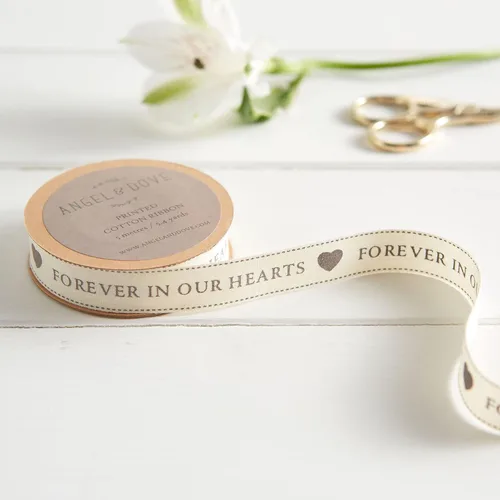 ANGEL & DOVE Cinta «Forever in Our Hearts» para flores funerarias, regalos, papelería, regalos de condolencias (5.4 yardas)