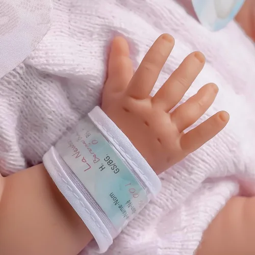 Miniatura 7 de Muñeca bebé "Real Girl" de 15" Anatómicamente correcta JC Toys - La recién nacida Fabricada en España Traje de punto rosa y accesorios