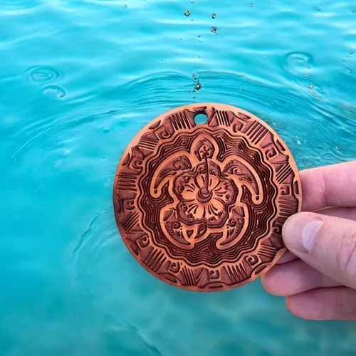 Miniatura 9 de Tortuga hawaiana - Adorno de cedro crudo 3 x 3 pulgadas
