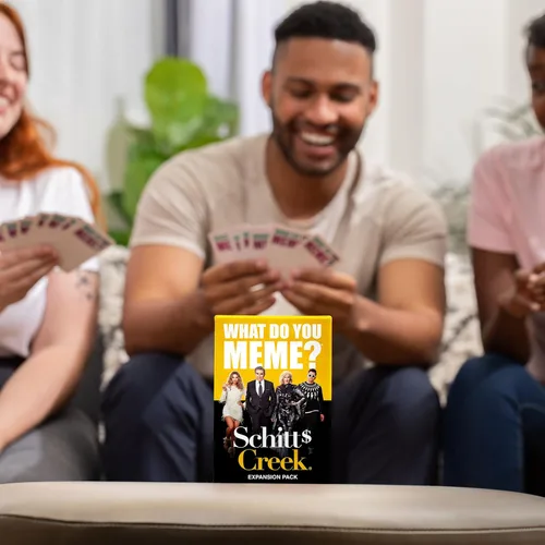Miniatura 4 de WHAT DO YOU MEME? Paquete de expansión Schitt's Creek: diseñado para ser agregado al juego de fiesta principal