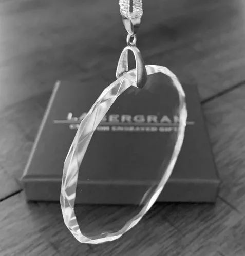 Miniatura 4 de LaserGram Adorno de Navidad de vidrio personalizado, tía más grande del mundo, idea de regalo grabada con láser personalizada (forma redonda)