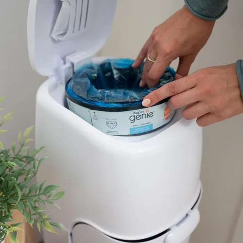 Miniatura 10 de Diaper Genie Bolsas de repuesto de 240 unidades (paquete de 1) con bloqueo máximo de olor, capacidad para hasta 1,200 pañales para recién nacidos