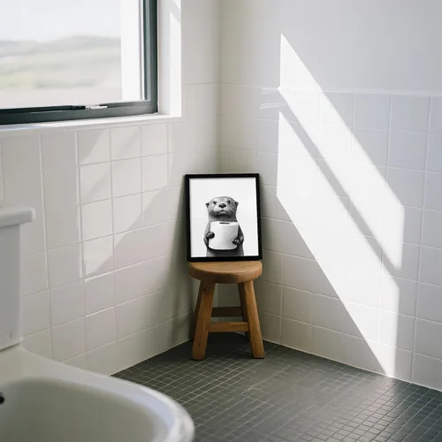 Miniatura 3 de Lienzo enmarcado en blanco y negro para el baño, divertida decoración de baño de animales, linda nutria sosteniendo un rollo de papel higiénico