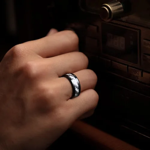 Miniatura 5 de King Will GENTLEMAN - Anillo de carburo de tungsteno con incrustaciones de fibra de carbono de 0.31 pulgadas, color negro, rojo, verde, azul