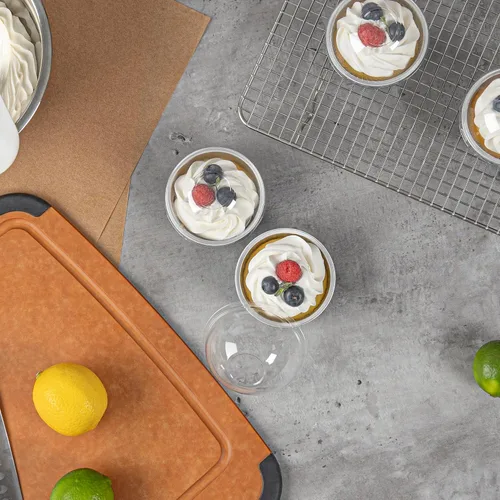 Miniatura 8 de Restaurantware Ramequines desechables de 4.2 onzas con tapas, 100 vasos desechables redondos de crema brulee, tapas de cúpula aptas para horno, Negro