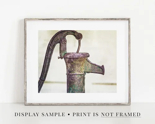 Miniatura 4 de LISA RUSSO FINE ART - Impresión artística de pared con bomba de agua vintage - Fotografía artística sin marco - Casa de campo, baño rústico, cocina