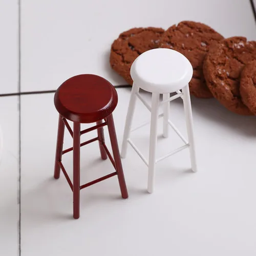 Miniatura 8 de Juego de 2 taburetes altos en miniatura, accesorios de muebles para casa de muñecas, taburetes de bar de plástico marrón para decoración de mini