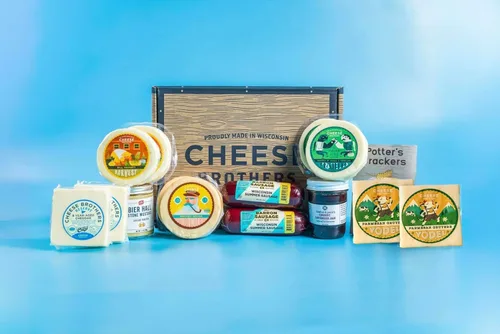 Caja de regalo de charcutería deluxe Cheese Bros. | Fresco de Wisconsin | Incluye Dill Havarti, queso gouda ahumado, Fratello, Adelheid, Cheddar