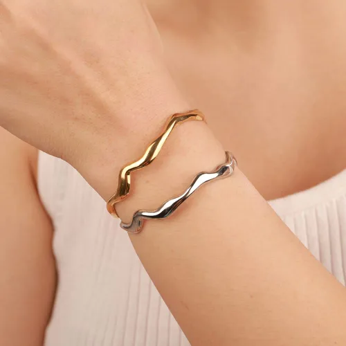Miniatura 2 de Kercisbeauty Juego de 2 pulseras de acero inoxidable martilladas de plata y oro, brazalete abierto, joyería diaria para mujeres y niñas