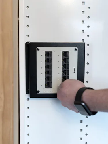 Miniatura 3 de Legrand OnQ - Gestión de cables de 12 pulgadas, caja de medios de pared, carcasa de cableado estructurado, panel de redes domésticas con aberturas