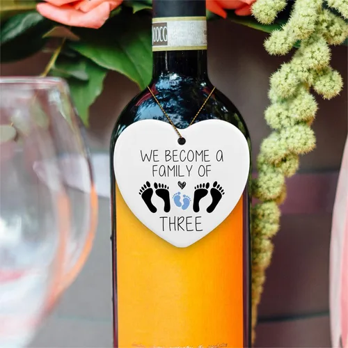 Miniatura 5 de Regalos de revelación de género, decoración con texto en inglés «We Become A Family of Thre», adorno de cerámica para recuerdo, placa de corazón