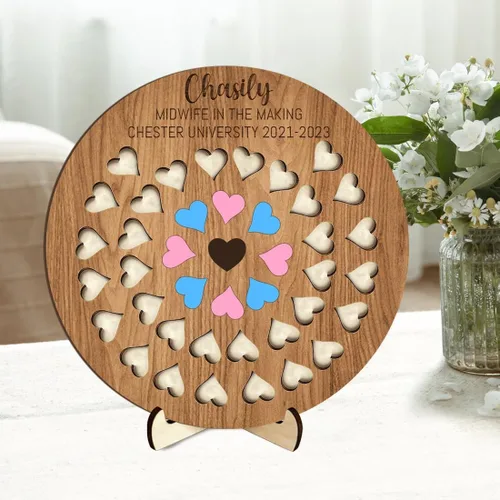 Miniatura 10 de Contador de nacimiento personalizado para estudiantes partera con 50 espacios para bebés, tablero de madera en forma de corazón
