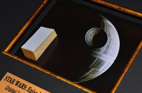 Miniatura 2 de Accesorio utilizado en pantalla MUERTE ESTRELLA, firmado por GEORGE LUCAS, primera película IV, COA London Prop Store, Marco DVD UACC