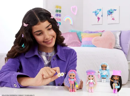 Miniatura 2 de Barbie Muñeca de viaje extra Mini Minis con pelo rosa y rubio, parte superior con flecos, mini skit pastel y accesorios temáticos del desierto