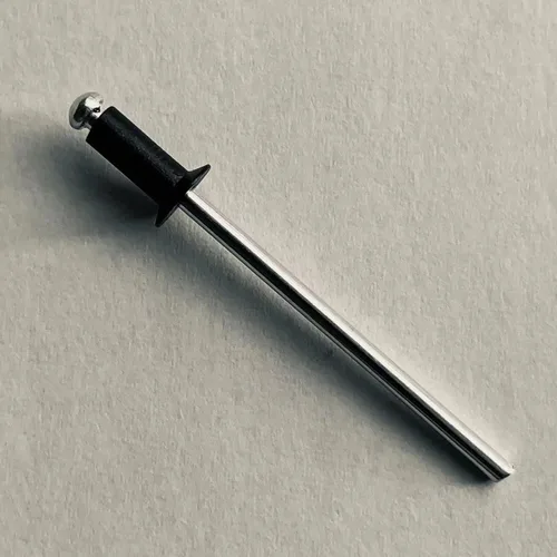 200 remaches ciegos de aluminio de extremo abierto, remaches ciegos de aluminio con mandril de tracción de acero, cabeza de cúpula, negro, 1/8