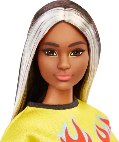 Miniatura 3 de Barbie Fashionistas Doll #179, Curvas con pelo largo resaltado, top corto de llama, falda a cuadros y accesorios que incluyen zapatillas y gafas