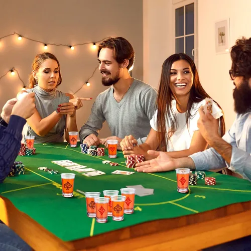 Miniatura 5 de Chuangdi 24 vasos de chupito de casino para decoración de fiesta, 1.2 onzas de acrílico de póquer, divertidos vasos para fiestas temáticas de casino