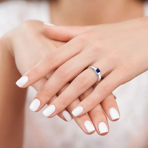 Miniatura 6 de Anillo de compromiso de oro blanco macizo de 14 quilates de 0.157in con piedras preciosas de septiembre de zafiro azul