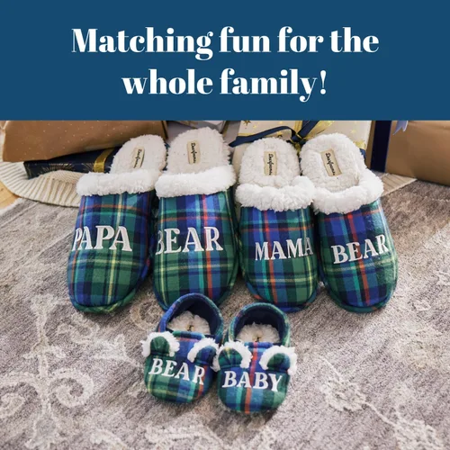 Miniatura 3 de Dearfoams - Pantuflas de Navidad para mujer, para mamá, linda pantuflas a juego para pijamas familiares, con texto en inglés Mama Bear (mamá osa)