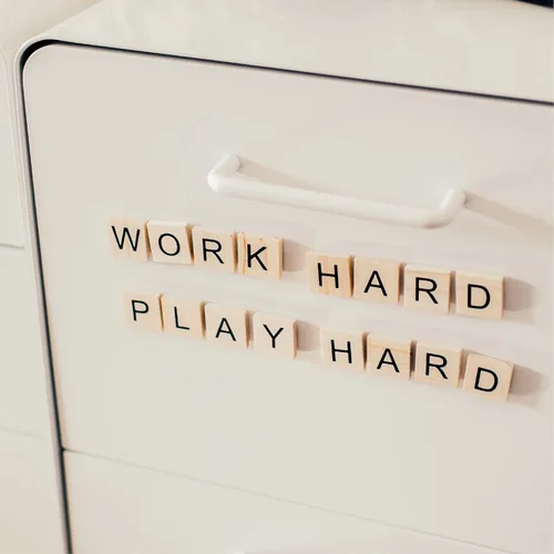 Miniatura 6 de Stiles 100 piezas de azulejos magnéticos de letras, letras magnéticas de madera para pizarra blanca, refrigerador o tablero de letras magnéticas