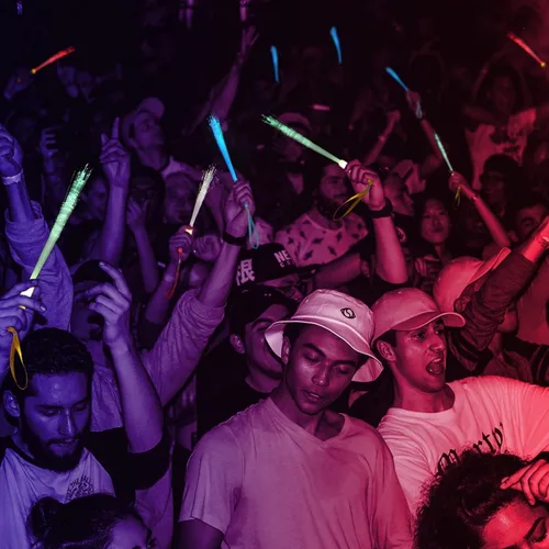 Miniatura 7 de Varitas luminosas a granel, 72 varitas de luz LED con 3 modos de colores, que brillan en la oscuridad, suministros de fiesta para bodas, raves