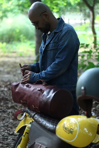 Miniatura 28 de Bolsa de lona para motocicleta de cuero genuino de grano completo resistente de inspiración militar Alforja Bolsa de fin de semana Con correas