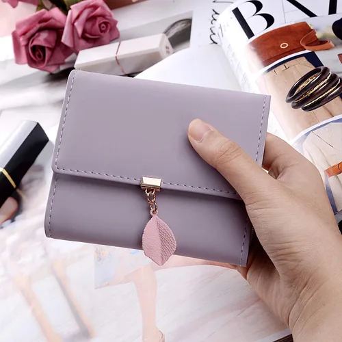 Miniatura 181 de UTO - Cartera pequeña RFID de piel sintética con dije de hoja, cierre de cremallera y tarjetero.