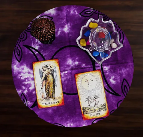 Miniatura 3 de Indian Consigners Tela de altar púrpura Triple Luna Cuadrado 18" en Alter Tarot Spread