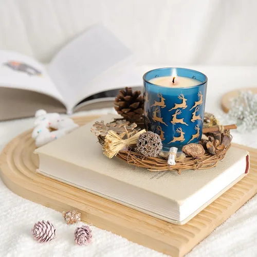Miniatura 3 de ROMIIE ZOI Vela perfumada de Navidad - Vela de cera de soja de 6oz, reno navideño, infundida con aroma a menta - Caja de regalo de tartán escocés