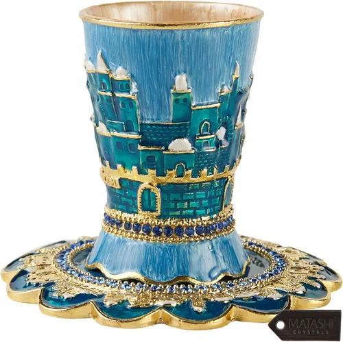 Matashi Juego de tazas de Kidush esmaltadas pintadas a mano de 3.3 pulgadas de alto con bandeja con cristales y diseño de paisaje urbano de
