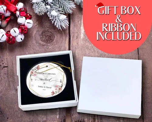 Miniatura 2 de Adorno personalizado de cerámica casada de nuestra primera Navidad (diseño C)