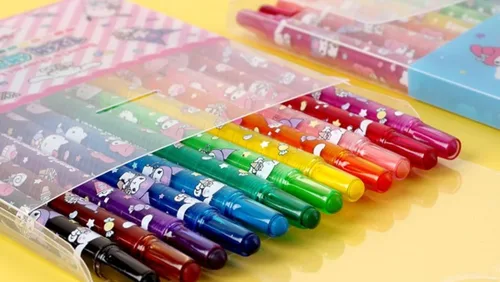 12 lápices de colores de personajes lindos con etiquetas de nombre (se enviará al azar 1 paquete azul o rosado)