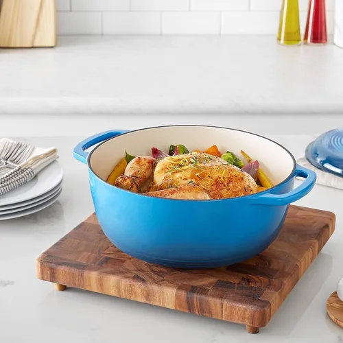 Miniatura 7 de Amazon Basics - Olla de horno holandés de hierro fundido esmaltada con tapa, redonda, asas dobles, resistente, mediana, 6 cuartos de galón, azul