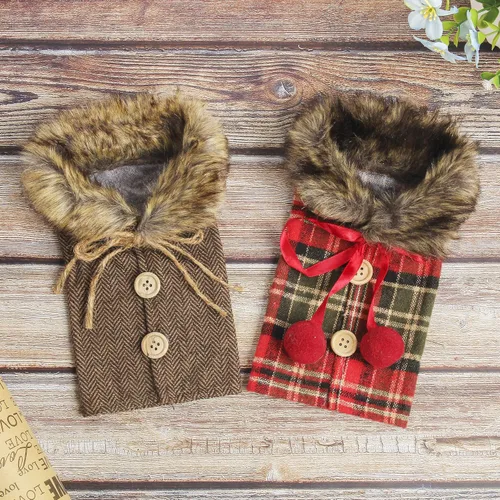 Miniatura 5 de Tanlee 6 fundas de suéter de Navidad a cuadros para botellas de vino con cuello de piel sintética y diseño de capa de botón para decoraciones