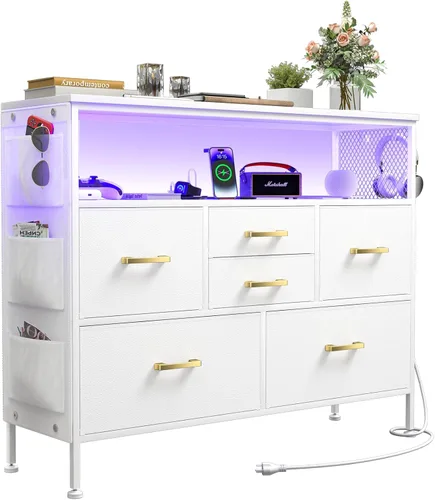 Cómoda blanca YILQQPER para dormitorio, soporte de TV con 6 cajones, cómoda de dormitorio con enchufes de corriente y luz LED, cómodas de tela y
