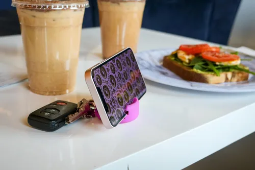 Miniatura 2 de GoDonut Mini llavero portátil para teléfono celular, accesorio de escritorio perfecto para viajes, oficina y mesita de noche, compatible con iPad