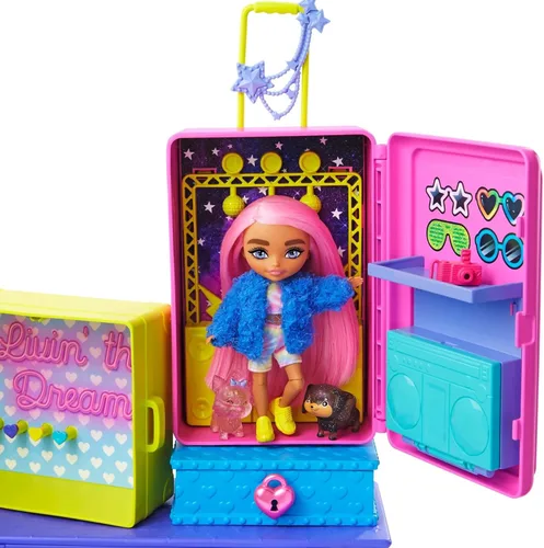 Miniatura 9 de Barbie HDY91 - Juego de viaje extra con 2 figuras exclusivas de cachorros y muñecas, piscina, tobogán, sala de fiestas y accesorios, juguete