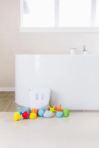 Miniatura 3 de Ubbi Set de regalo esencial para el tiempo del baño del bebé, recipiente de juguete de baño con drenaje de pie, apto para lavavajillas, blanco Set