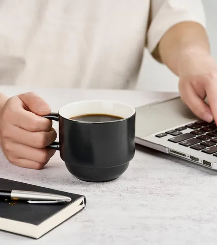 Miniatura 8 de YHOSSEUN Juego de 4 tazas de café apilables de porcelana con estante, tazas de café expreso con cucharas de soporte, tazas de café demitasse de 11