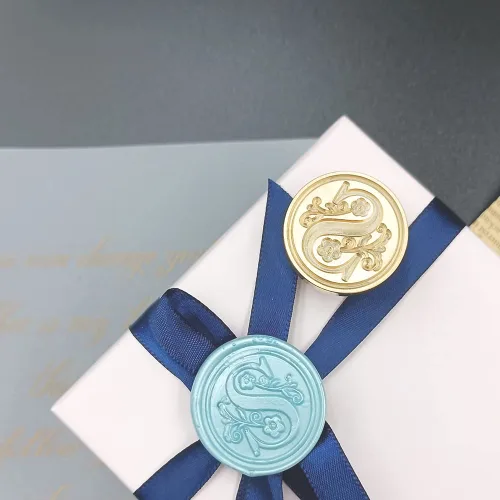 Miniatura 2 de Sello de cera con cabeza de latón y mango de madera, sello de letra inicial del alfabeto tradicional medieval, sellos de letras