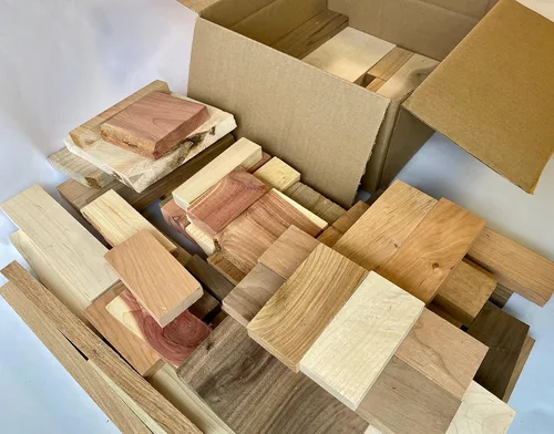 Cajas de tablas de desechos sobrantes.