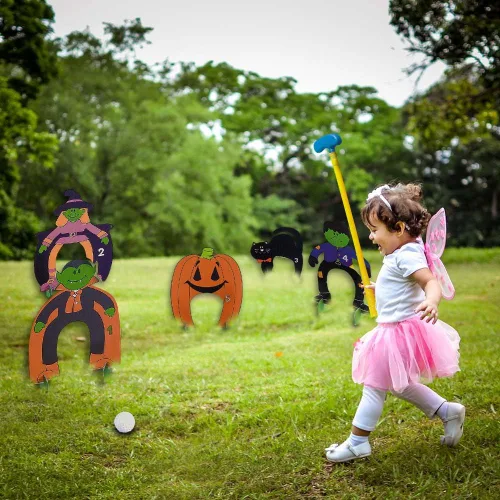Miniatura 3 de Fun Express Juego de mini golf de Halloween para niños, juego completo de fiesta de 26 piezas con 4 palos, pelotas y marcadores espeluznantes