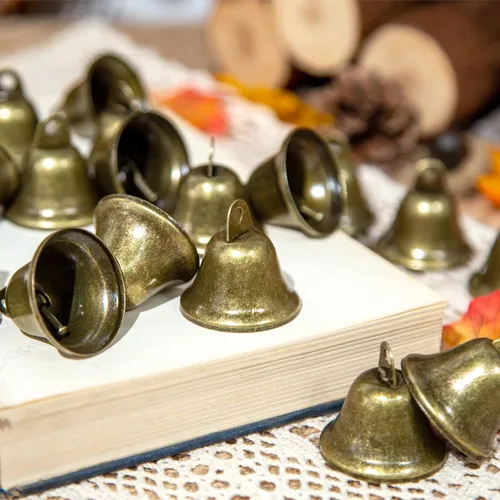 Miniatura 8 de MCPINKY 34 campanas de manualidades, pequeñas campanas de latón con ganchos de resorte para colgar para hogares, decoraciones de fiesta de boda