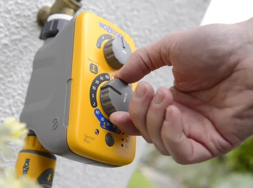 Miniatura 3 de HOZELOCK - Controlador del sensor del temporizador de riego Plus: riego automático y fácil con su sensor de luz, riego ajustable al amanecer y/o al