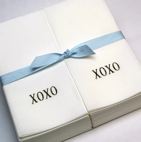 Toallas de mano desechables de Nature's Linen para invitados envueltas con una cinta, personalizadas con un bloque de oro XOXO, 750 unidades.